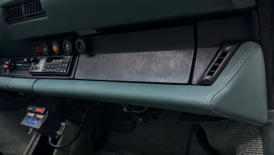 Thanos Designs Porsche Carrera Classic Console Detail
